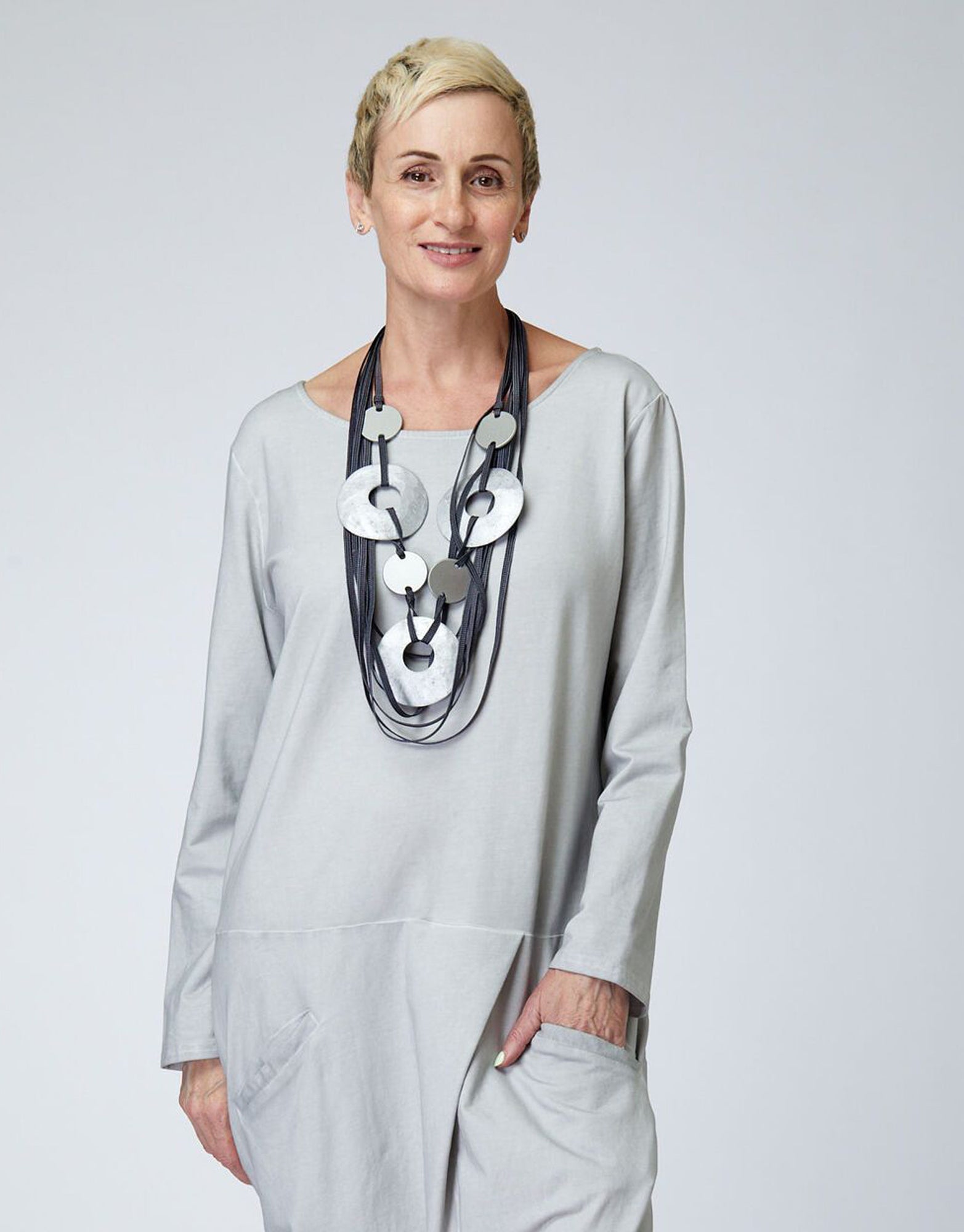 Колье из шелковых нитей с комбинацией серебряных кругов