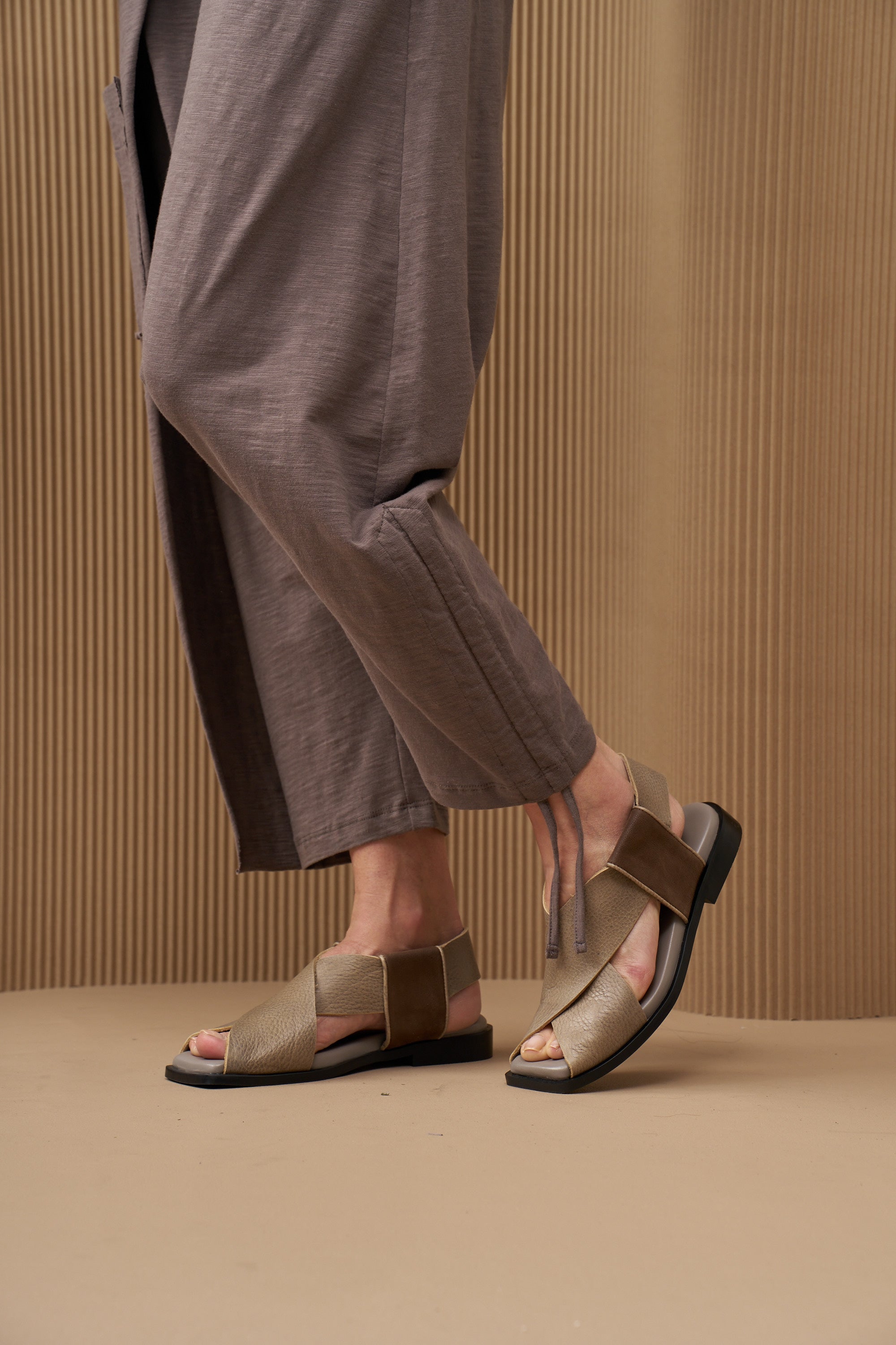 סנדלי נוחות רצועות עור שילוב צבעים אפור