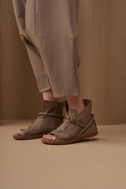 סנדלים מעור סגורות מאחורה ואבזם חום