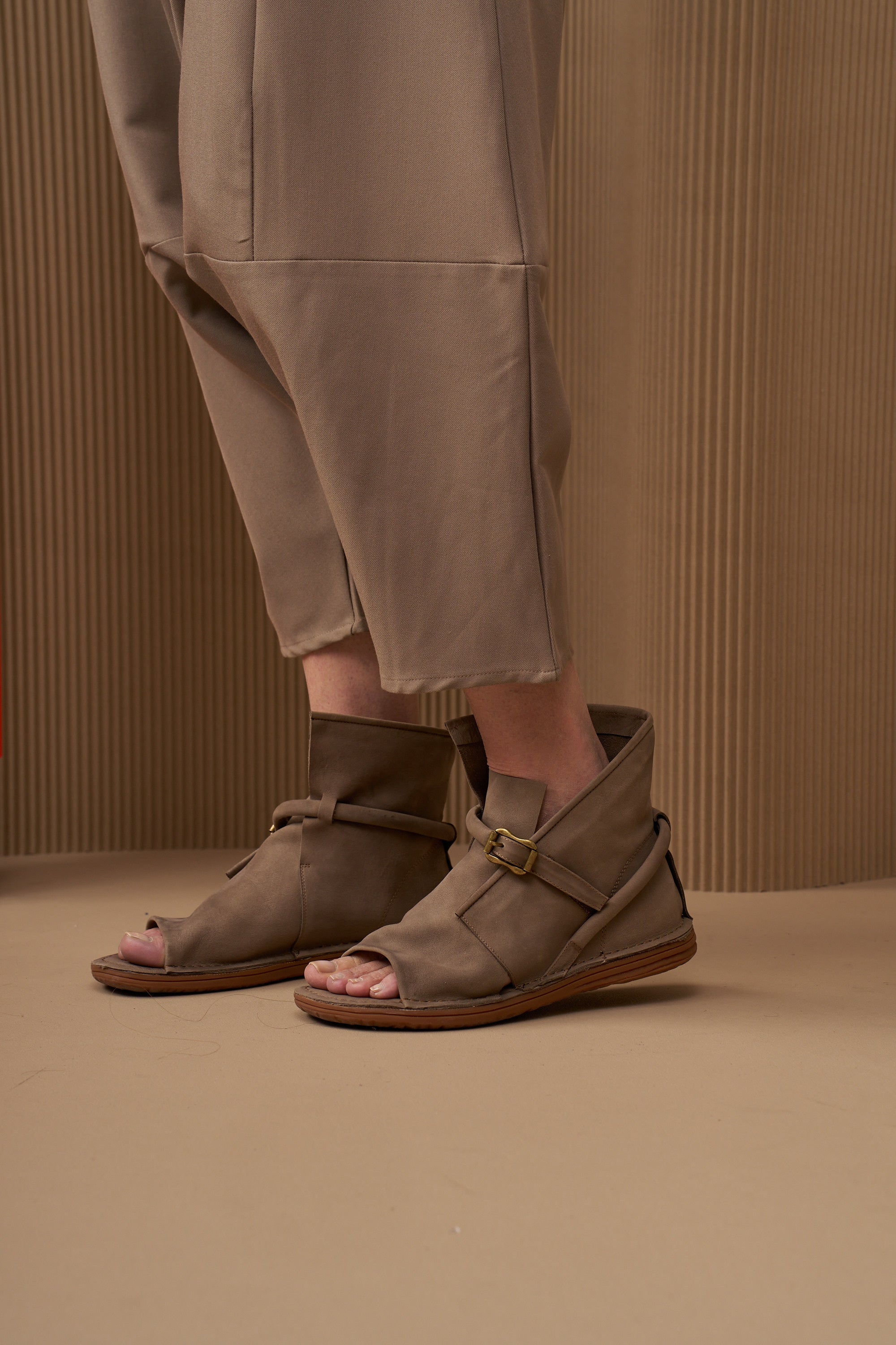 סנדלים מעור סגורות מאחורה ואבזם חום