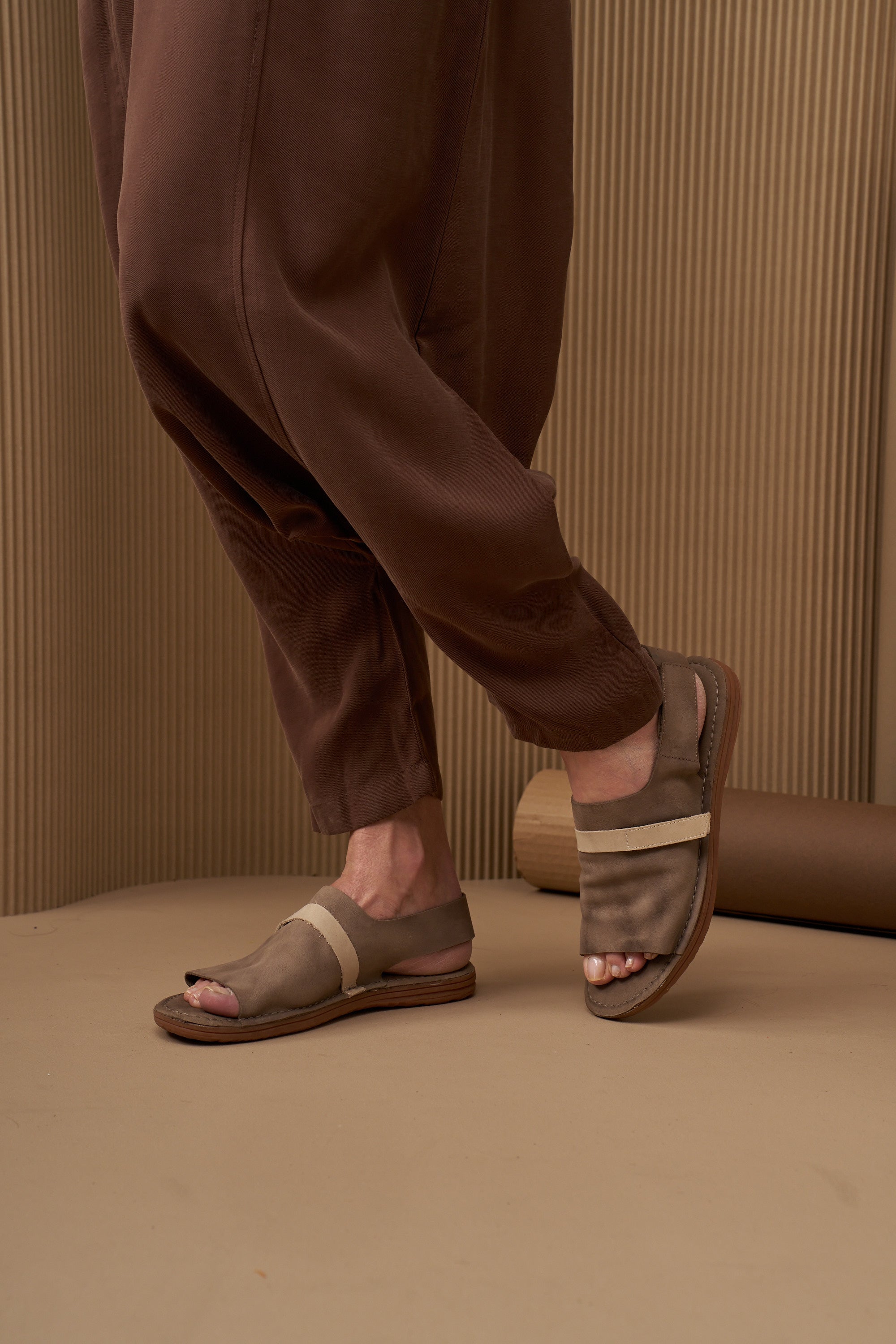 סנדלי נוחות עור שטוחות פס עליון חום