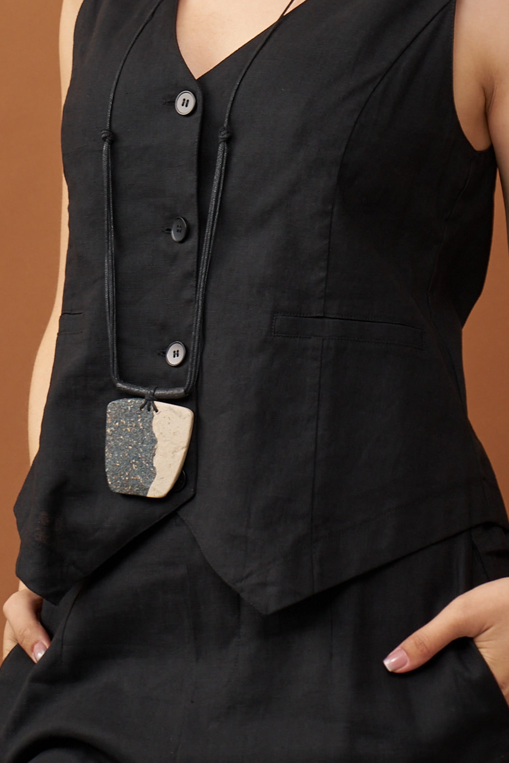 Square two-tone paper pulp necklace, black