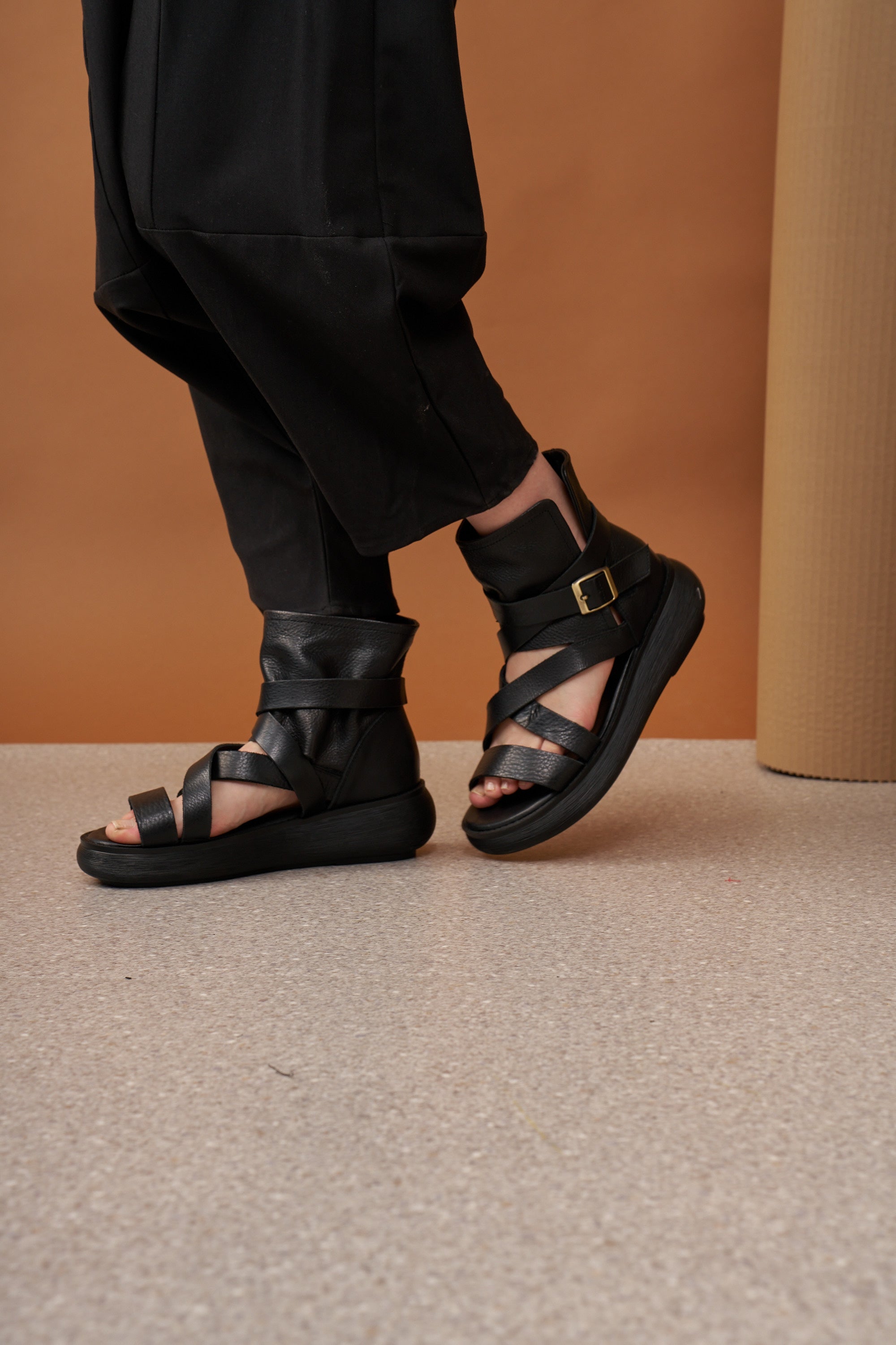 סנדלי עור גבוהות עם רצועות שחור