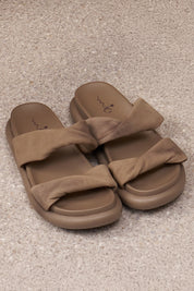 כפכפי עור שתי רצועות מסובבות חום