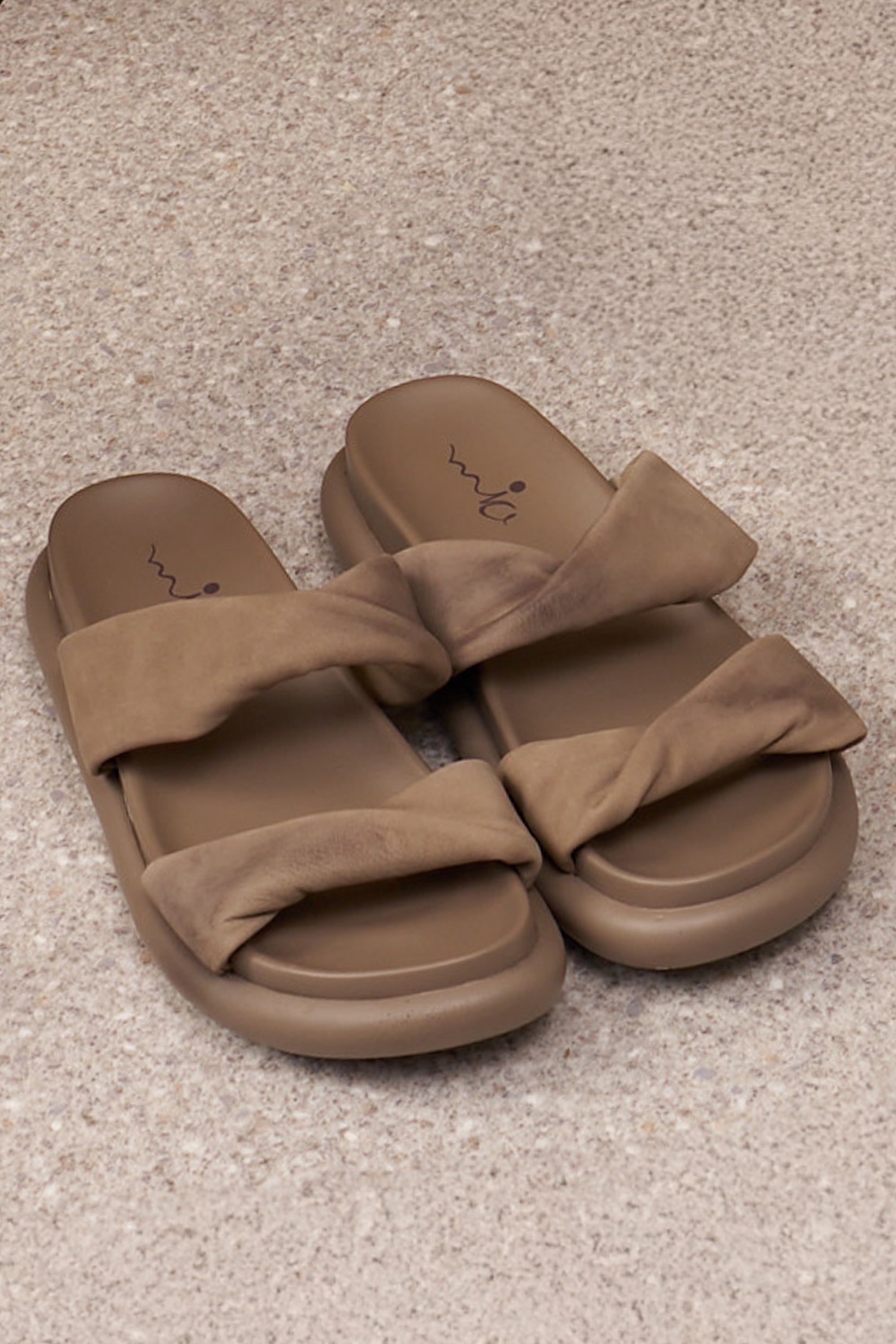 כפכפי עור שתי רצועות מסובבות חום