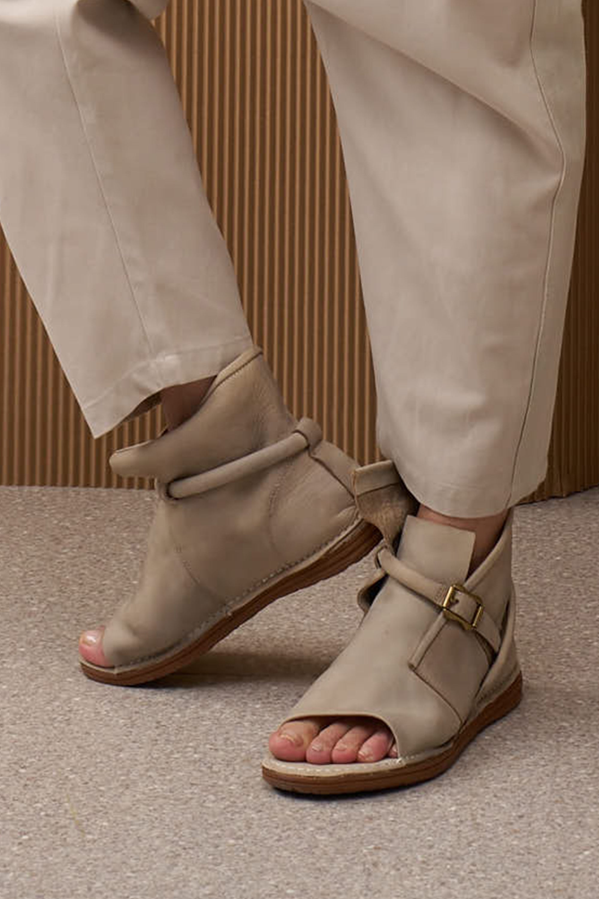 סנדלים מעור סגורות מאחורה ואבזם סטון