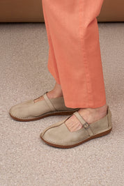 נעלי בובה אסימטריות עור עם אבזם אפור