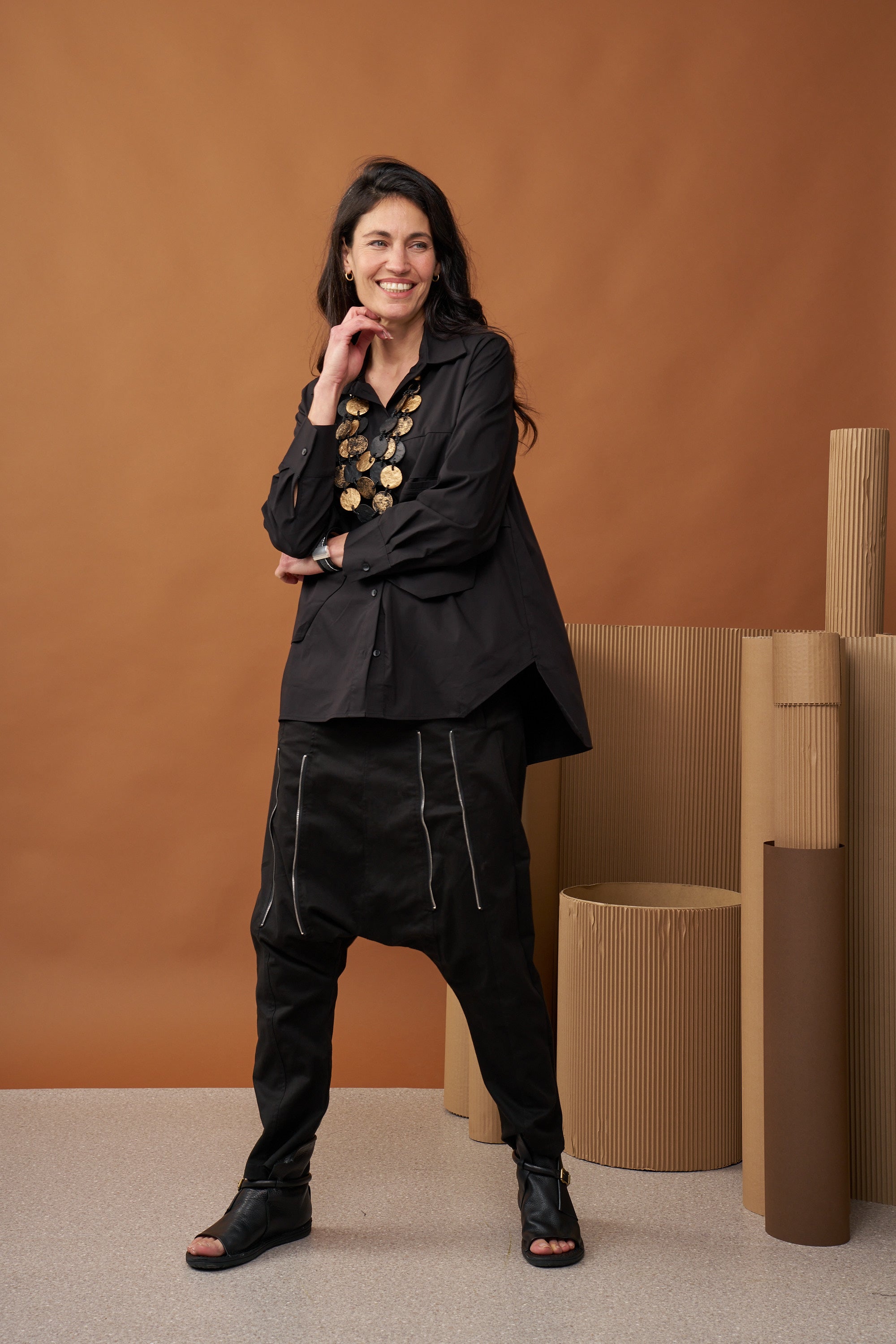 סנדלים מעור סגורות מאחורה ואבזם שחור