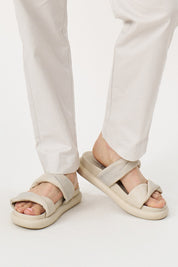 כפכפי עור שתי רצועות מסובבות סטון