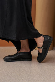 נעלי בובה אסימטריות עור עם אבזם שחור