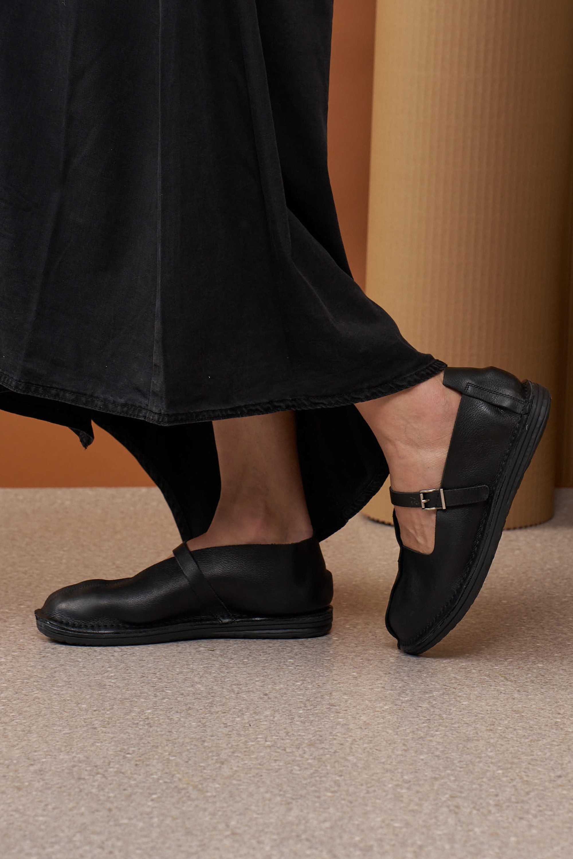 נעלי בובה אסימטריות עור עם אבזם שחור