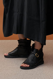 סנדלים מעור סגורות מאחורה ואבזם שחור