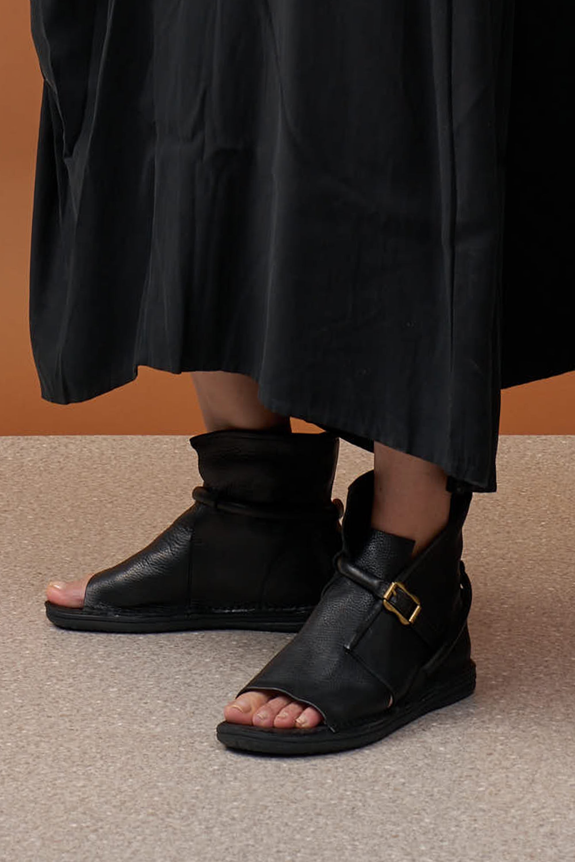 סנדלים מעור סגורות מאחורה ואבזם שחור