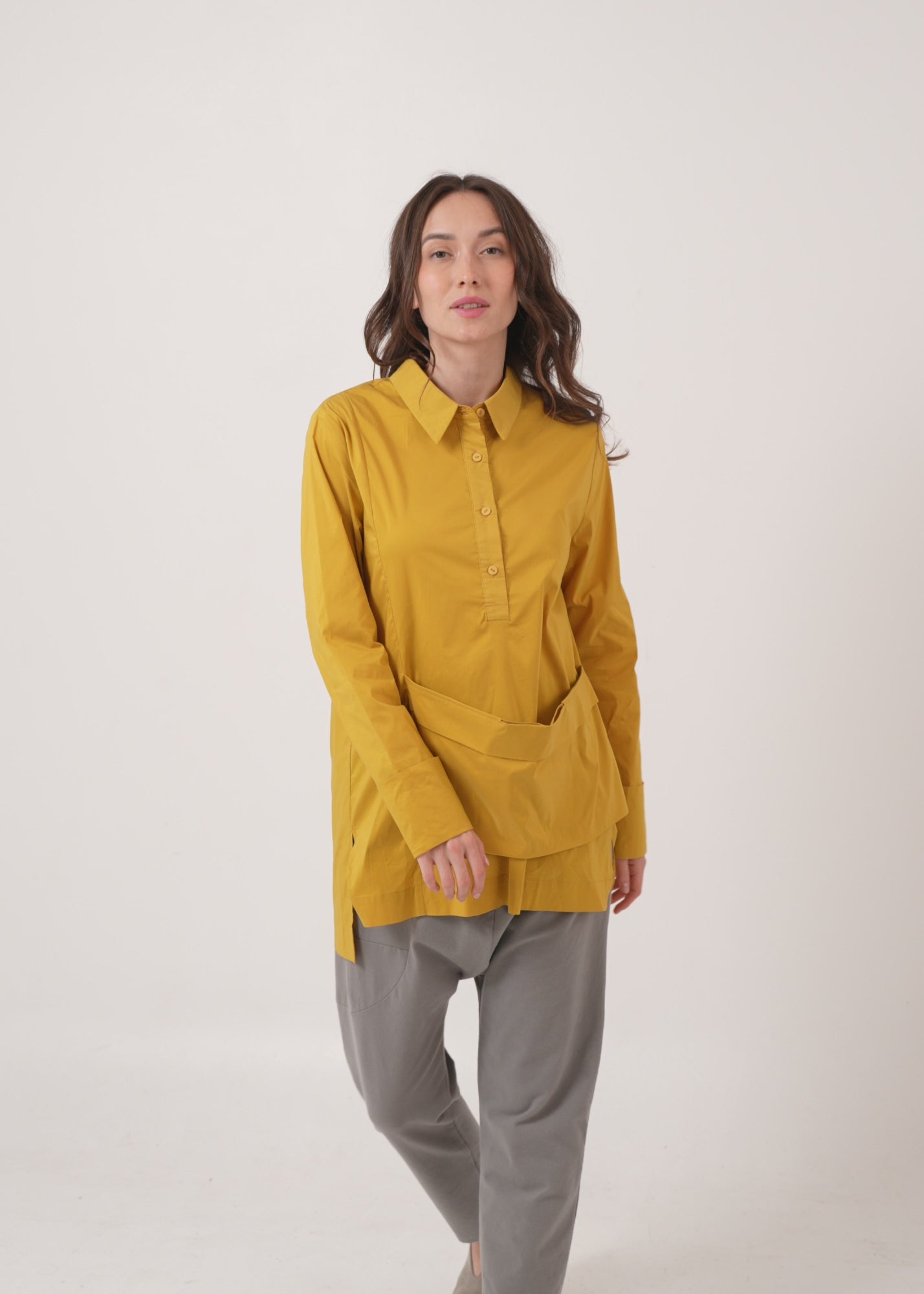 חולצה מכופתרת עם כיס קידמי לבן