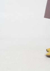 נעלי נוחות מעור סיגרה אסימטרית ושרוכי גומי צהוב