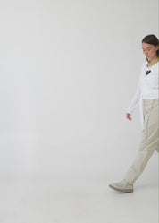 עליונית שרוול ארוך נקשרת במותן שחור