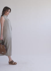 שמלה עם חצי כפתרה וצווארון אפור כהה