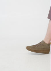 נעלי עור רכות לנשים עם שרוכי גומי אדום