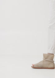 סנדלים מעור סגורות מאחורה ואבזם סטון