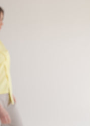 Short-sleeved button-down shirt with snap closure, gray