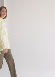 Button-down shirt with external pockets, brown