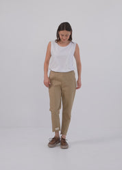 Брюки со швом посередине и классической оранжевой нашивкой.