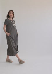 Short sleeve dress in dark gray ribbon combination fabric