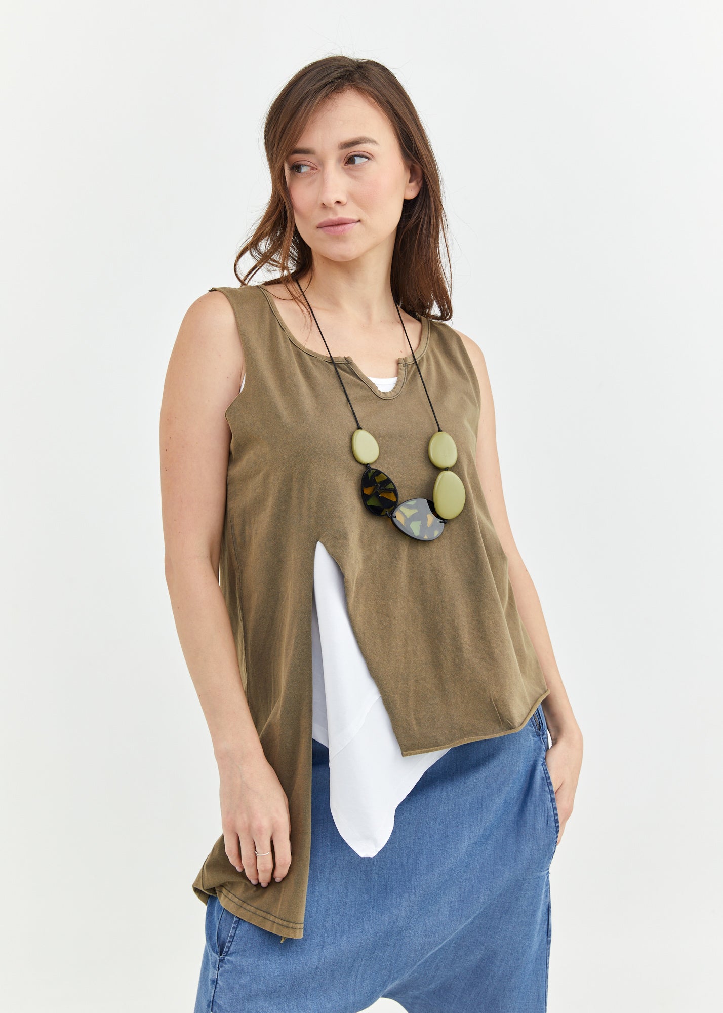 גופייה מפתח וי קטן וחתך מקדימה ירוק כהה