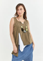 גופייה מפתח וי קטן וחתך מקדימה ירוק כהה