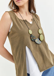 גופייה מפתח וי קטן וחתך מקדימה ירוק כהה