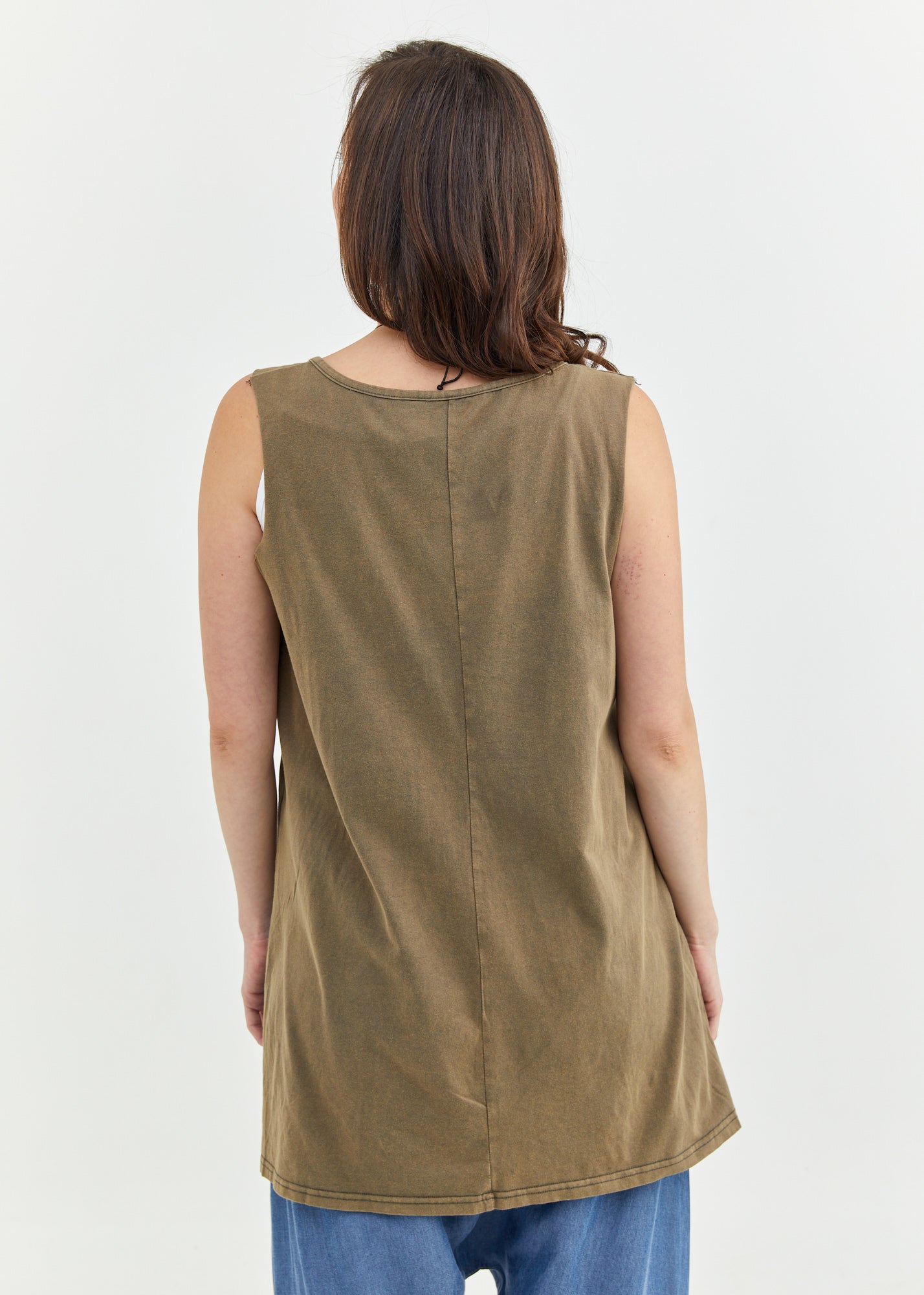 גופייה מפתח וי קטן וחתך מקדימה ירוק כהה