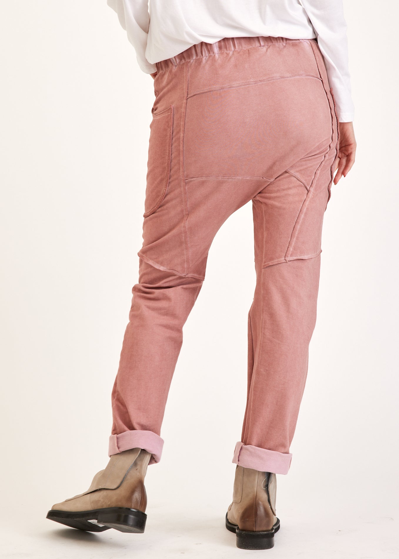 מכנסיים עם תיפורים חיצוניים ורוד