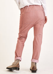 מכנסיים עם תיפורים חיצוניים ורוד