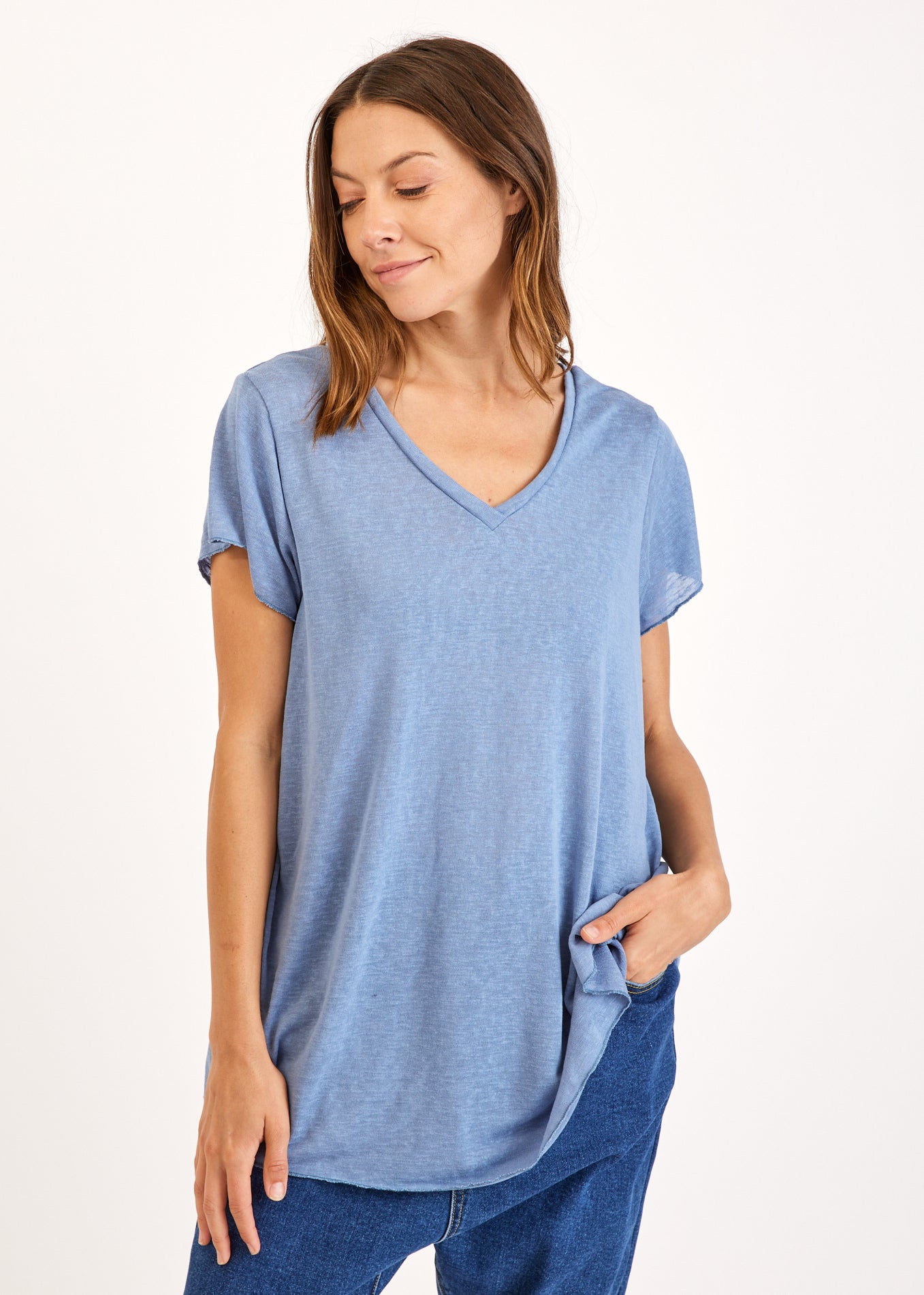 טי שרט וי במראה פשתן כחול