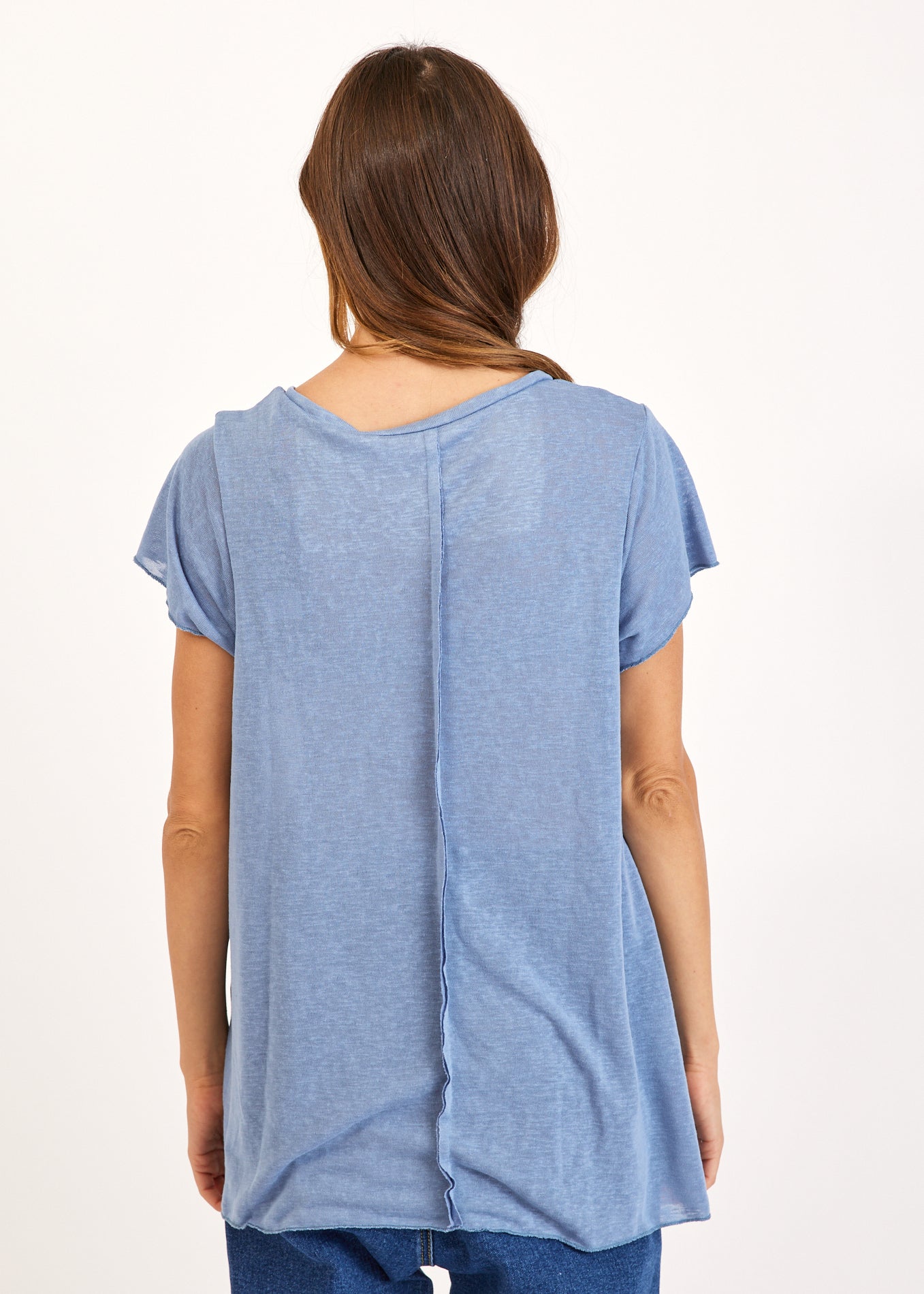 טי שרט וי במראה פשתן כחול