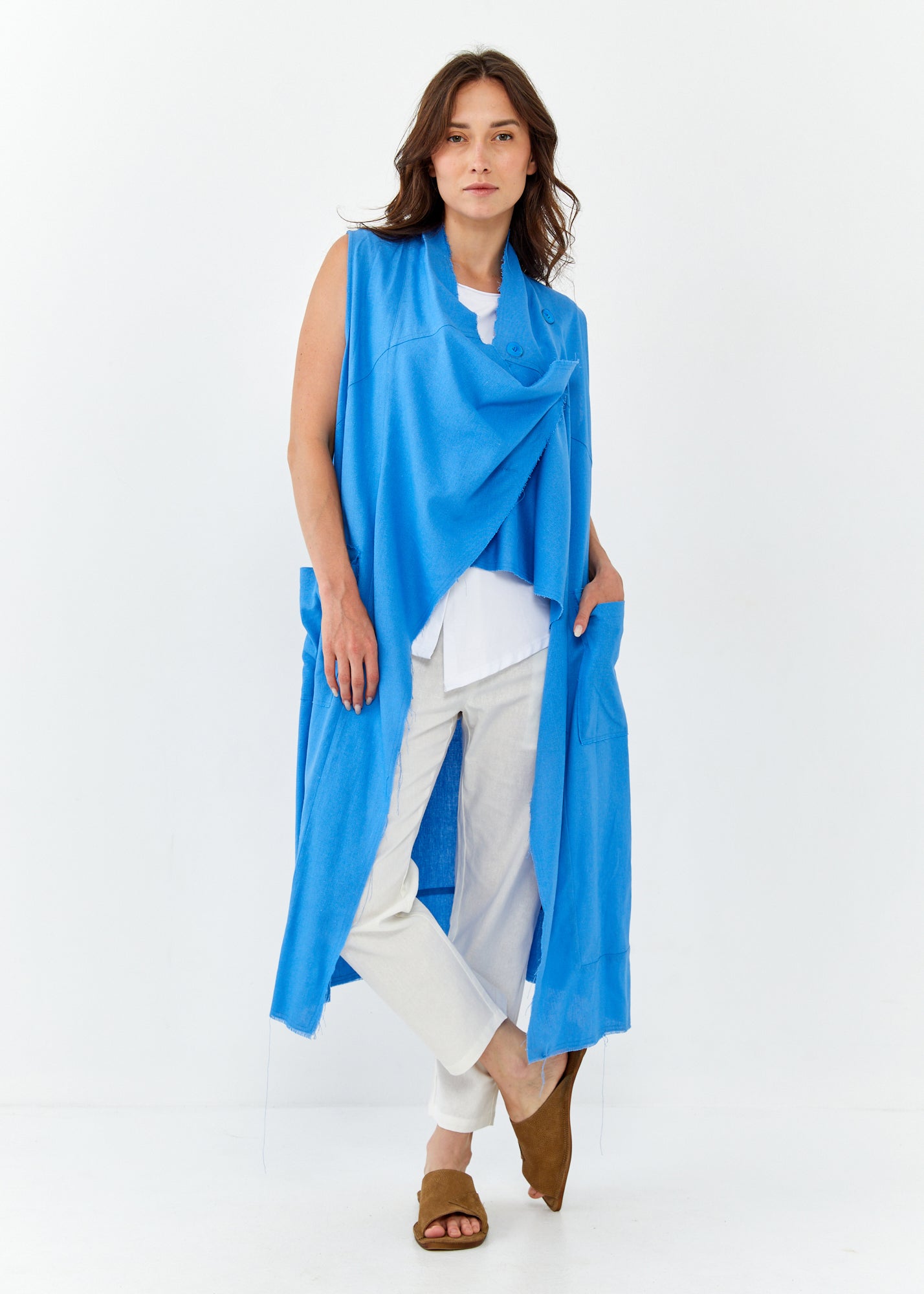 Long sleeveless top with blue button closure