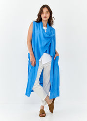 Long sleeveless top with blue button closure