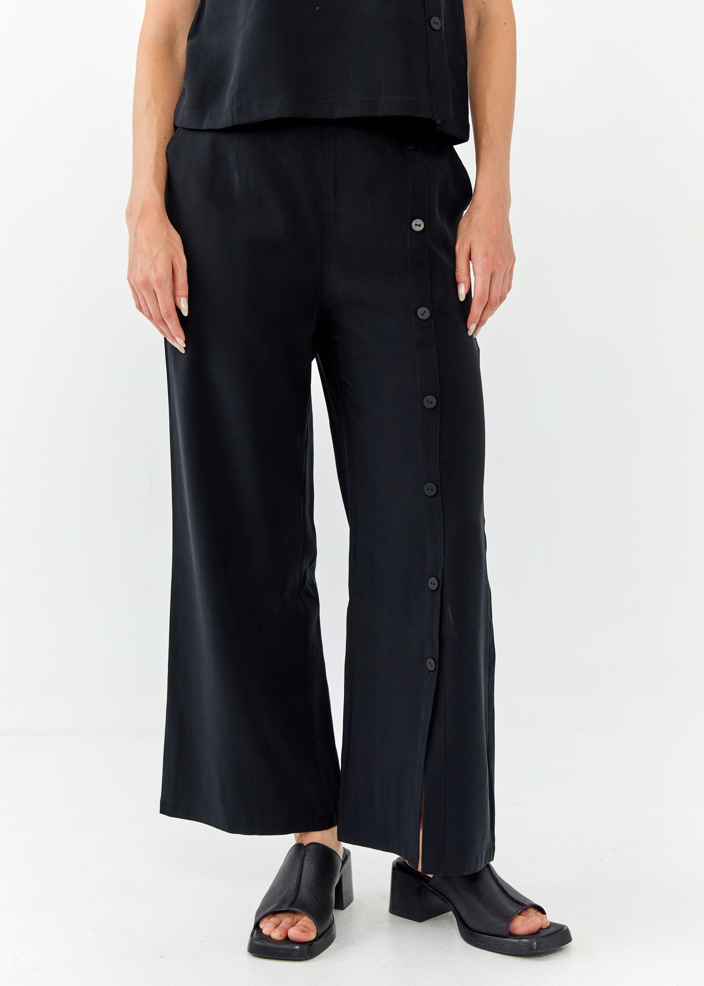 מכנסיים רגל ישרה כפתורים שחור