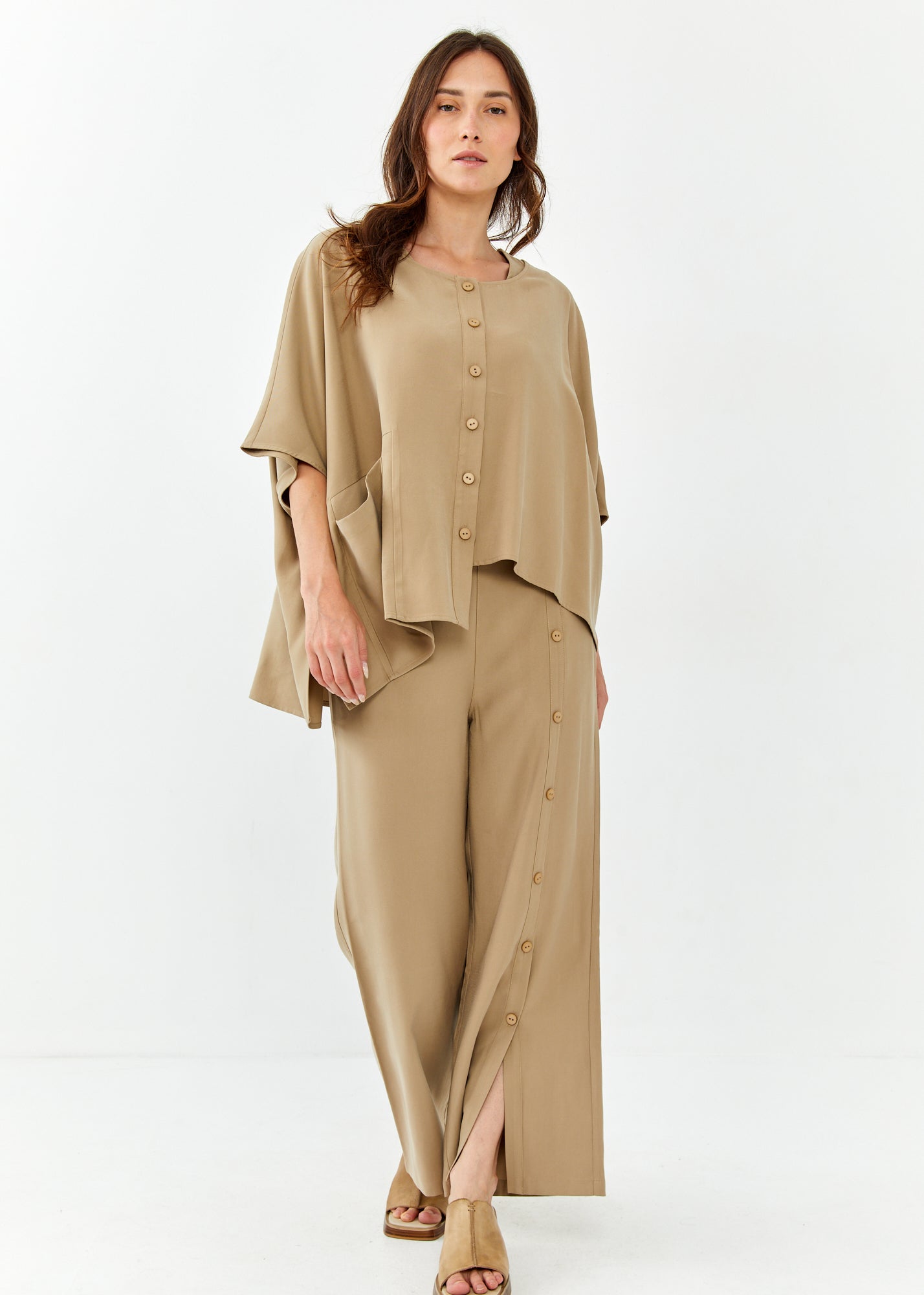 חולצה מכופתרת אוברסייז אסימטרית חום