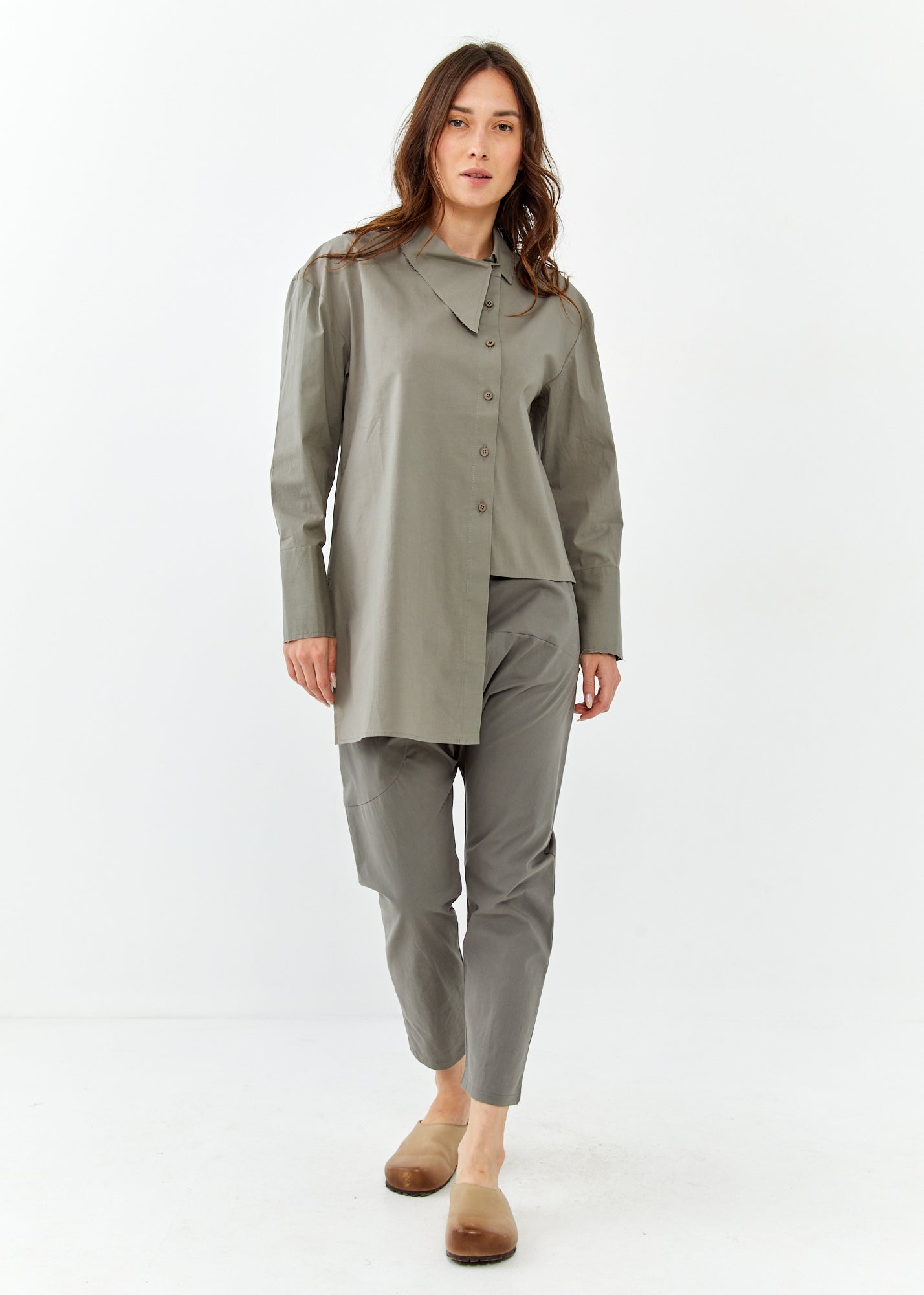 חולצה מכופתרת שרוול ארוך צווארון בצד חום