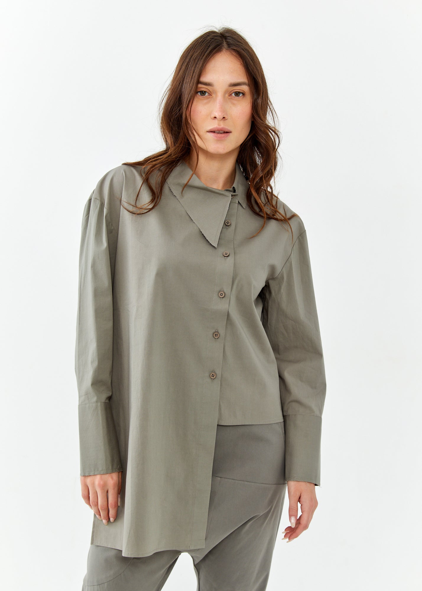 חולצה מכופתרת שרוול ארוך צווארון בצד חום