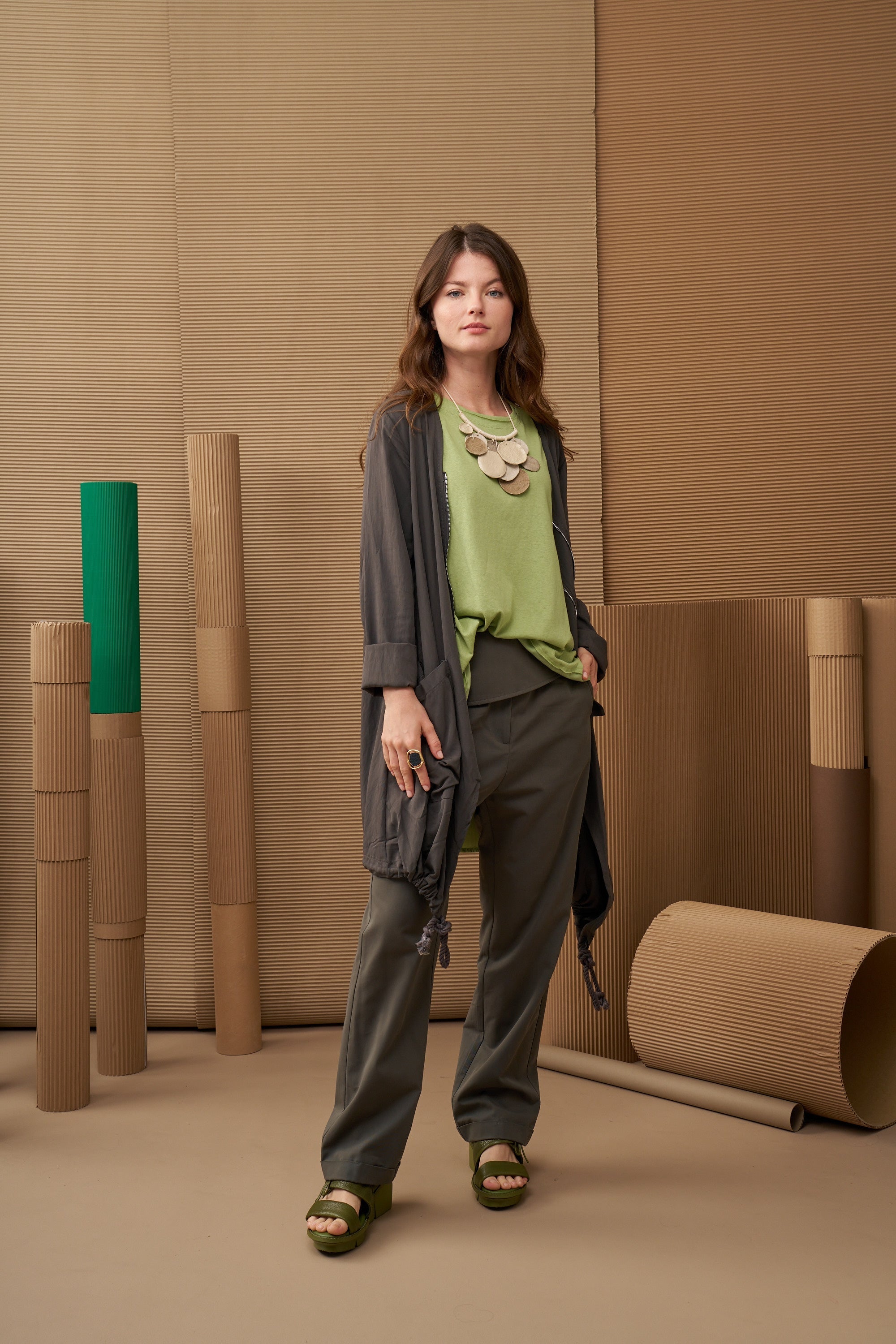 שכבות חורף בסטייל: איך להתלבש בשכבות בלי להיראות מסורבלת