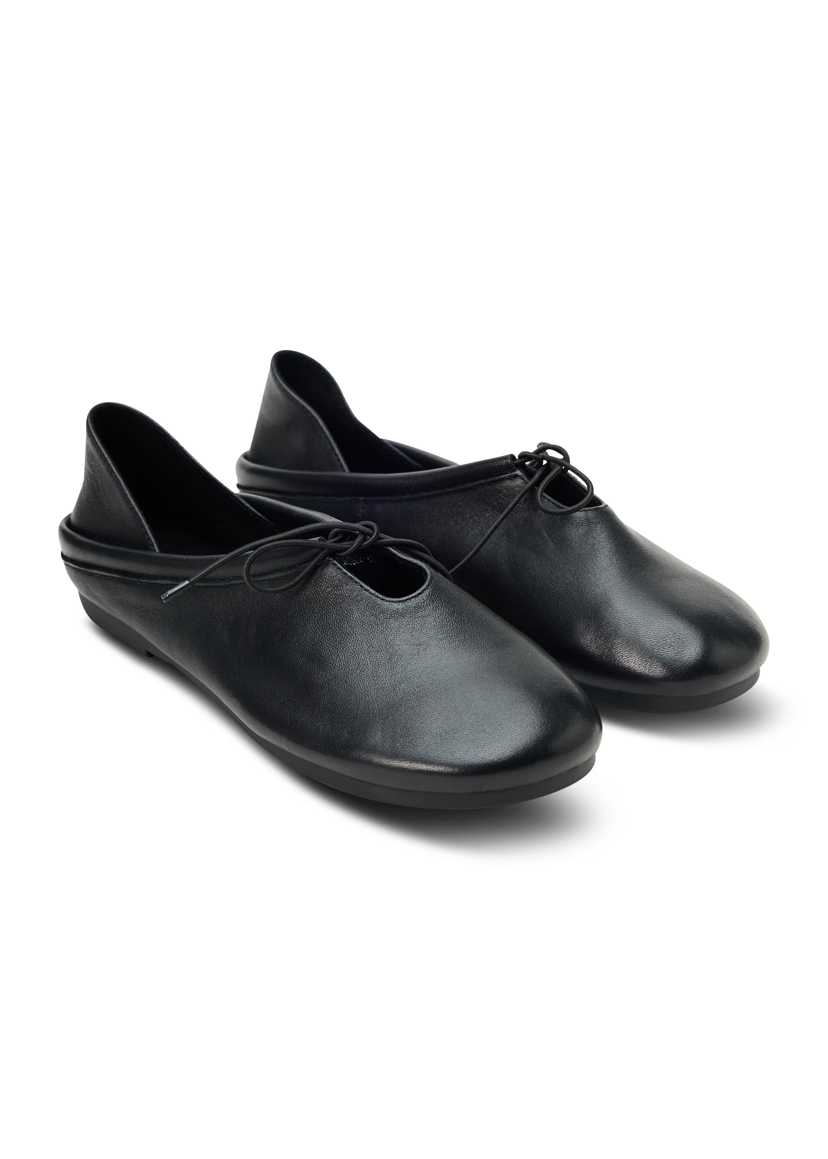 Leather shoes with a collapsible heel and black elastic lacing