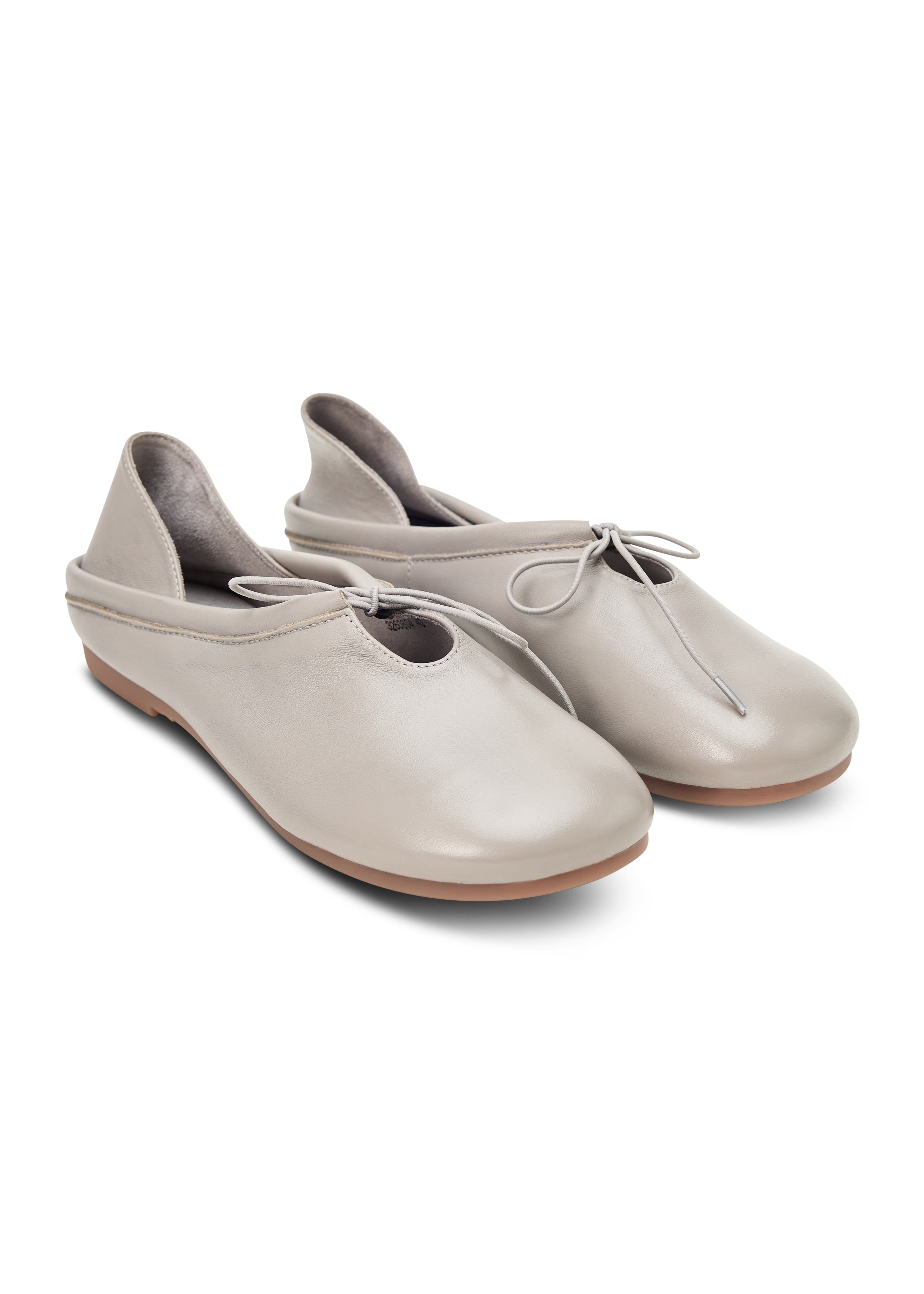 Leather shoes with a foldable heel and a grey elastic tie