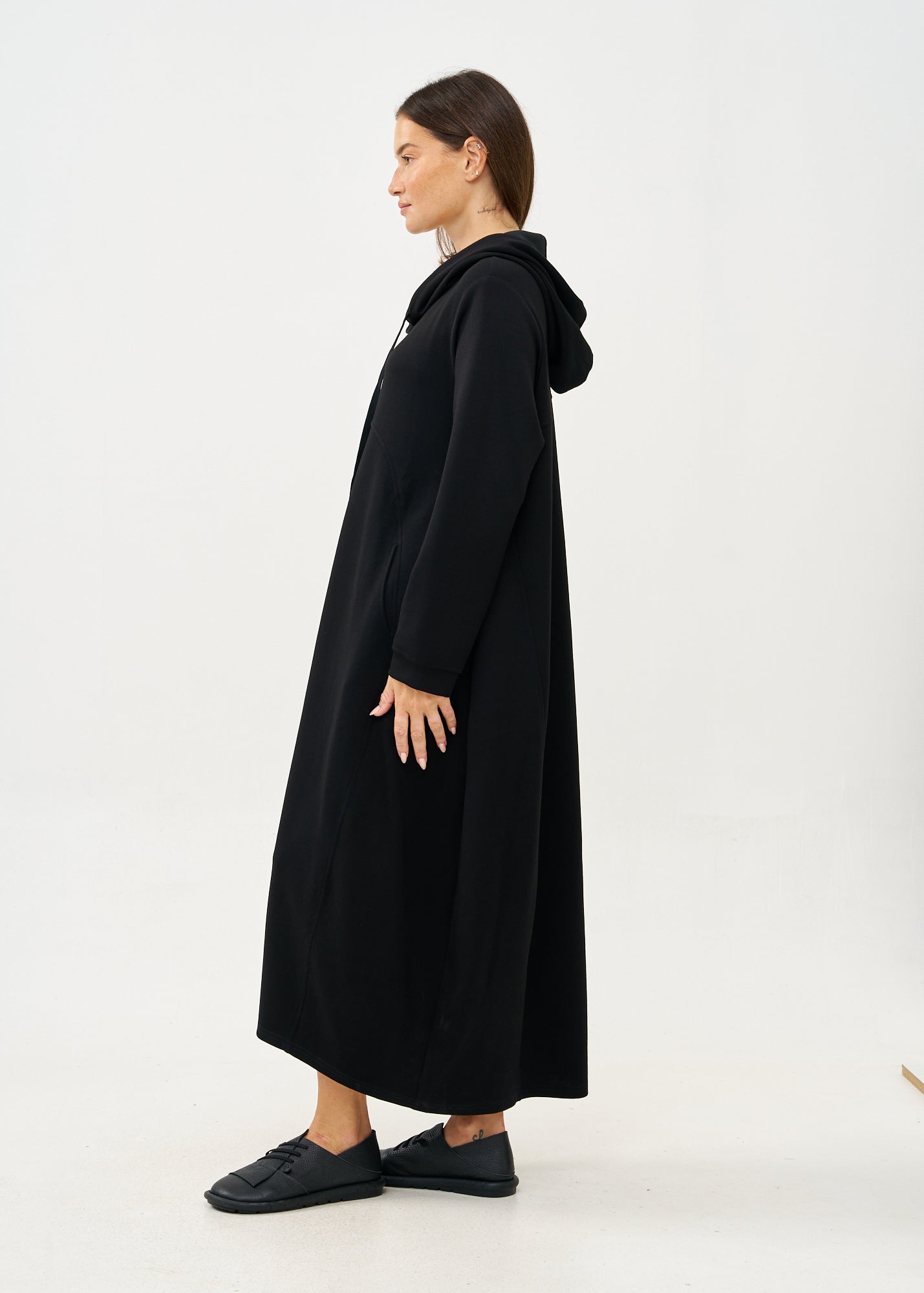 שמלה עם קפוצ'ון שרוול ארוך שחור
