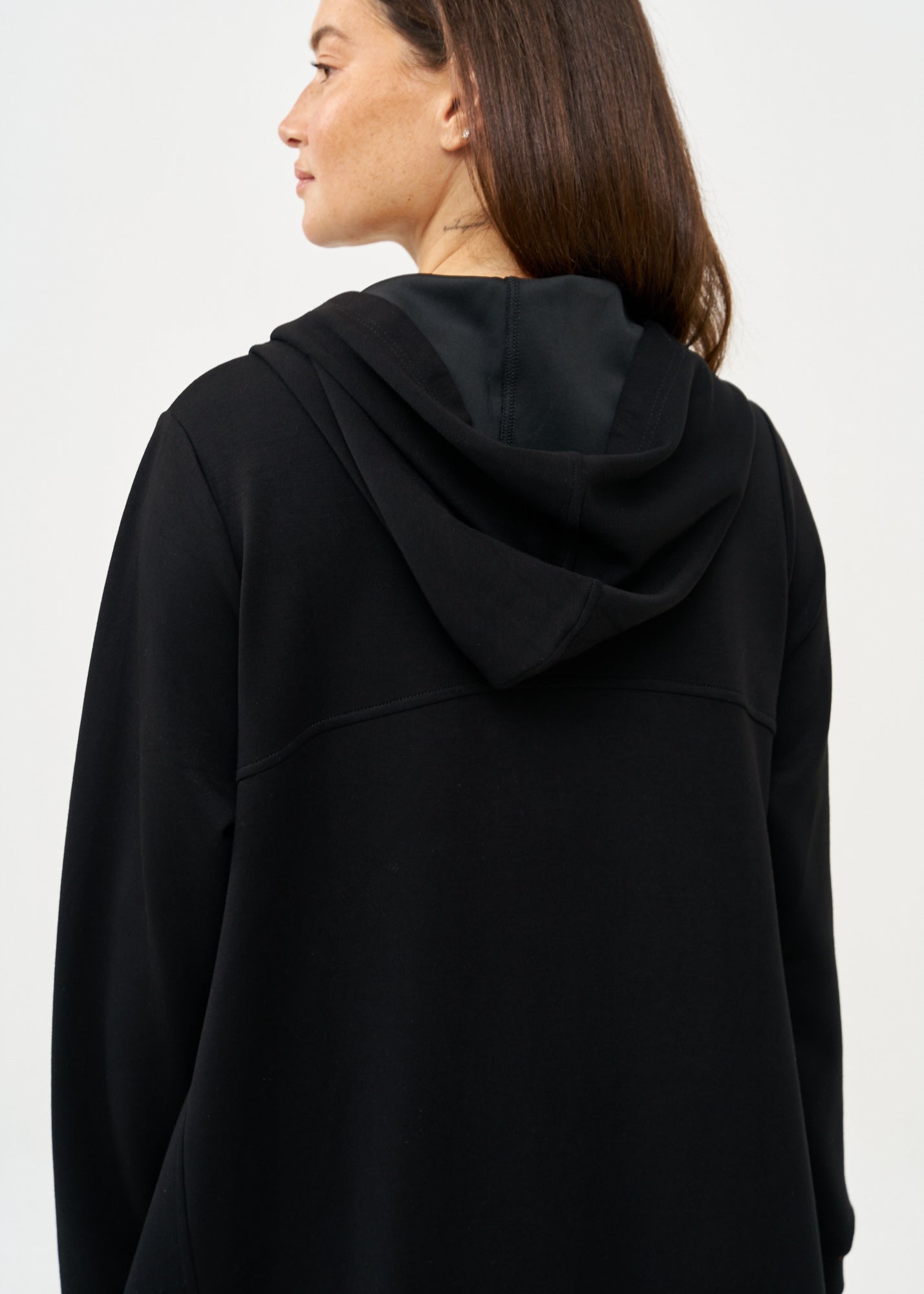 שמלה עם קפוצ'ון שרוול ארוך שחור