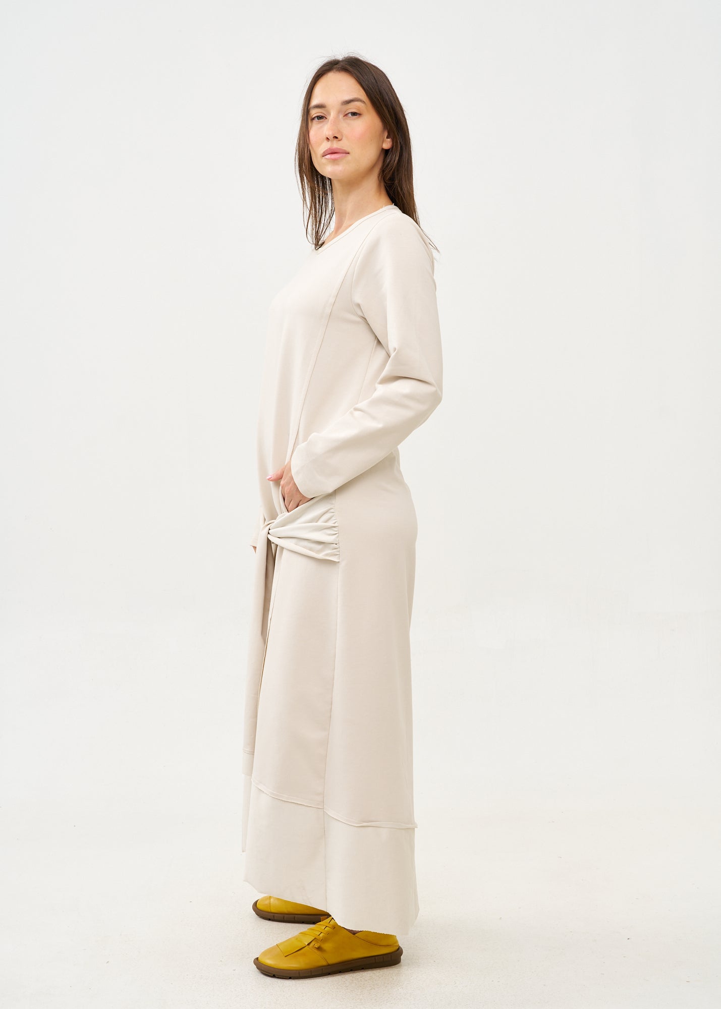 שמלה שרוול ארוך קשירה במותן בז'