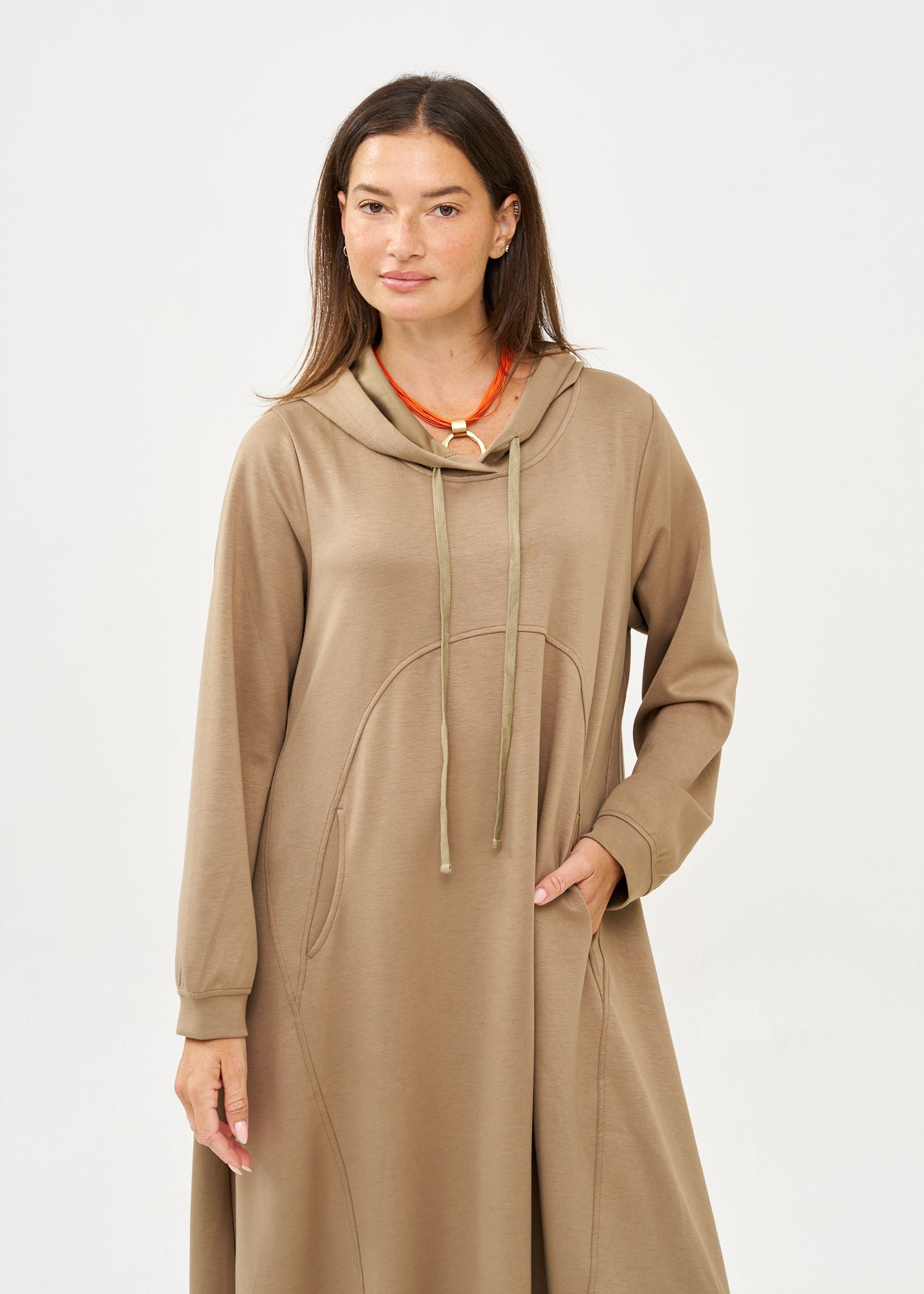 שמלה עם קפוצ'ון שרוול ארוך חום