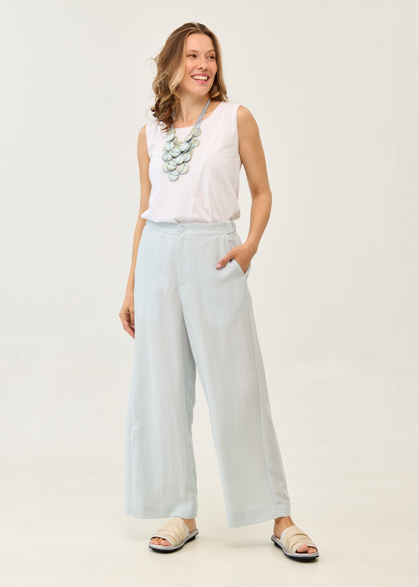 Широкие льняные брюки светло-голубого цвета