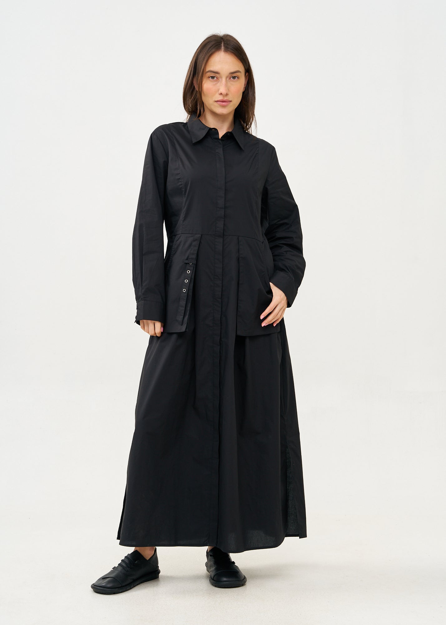 שמלה שרוול ארוך מכופתרת עם שני כיסים תלויים שחור